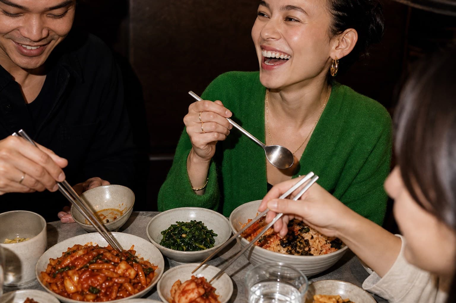 테이스티핀치 젓가락으로 한식을 먹는 장면
